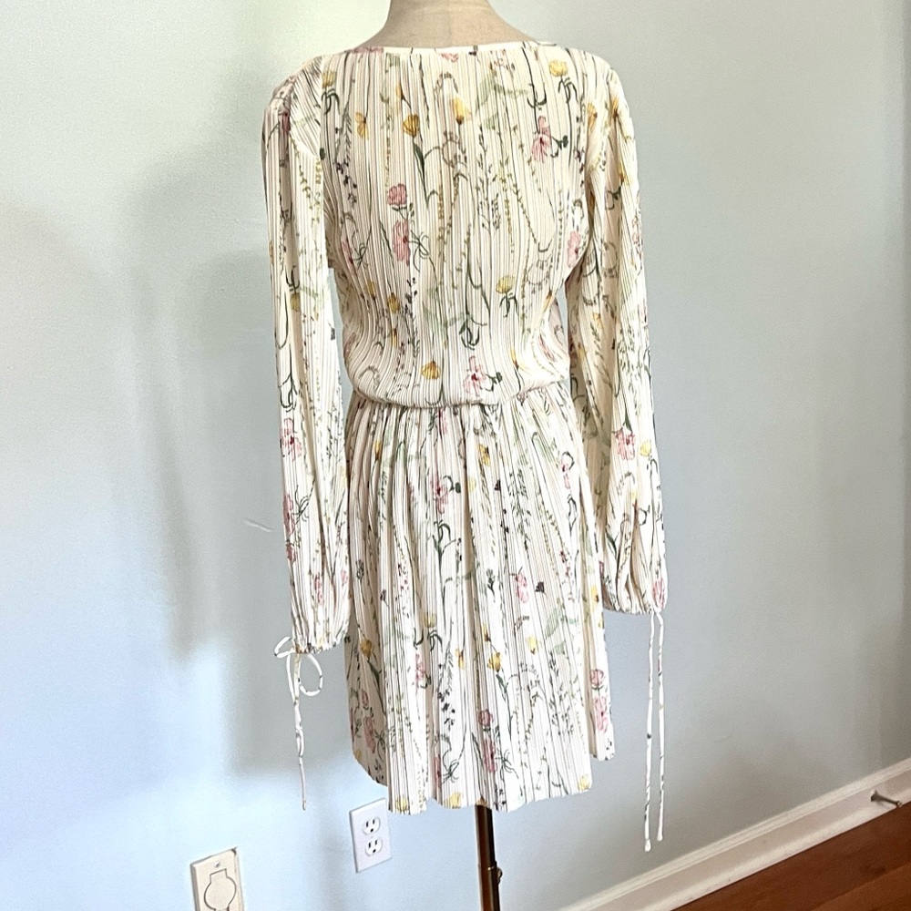 (SOLD)H&M, Floral Plisse Mini Dress Romantic Garden Party Boho V-Neck,EUC,Size - Picture 6 of 8